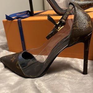 Beautiful, authentic LV heels. Euro size 40. Purchased 02/2020. Worn 4 times.